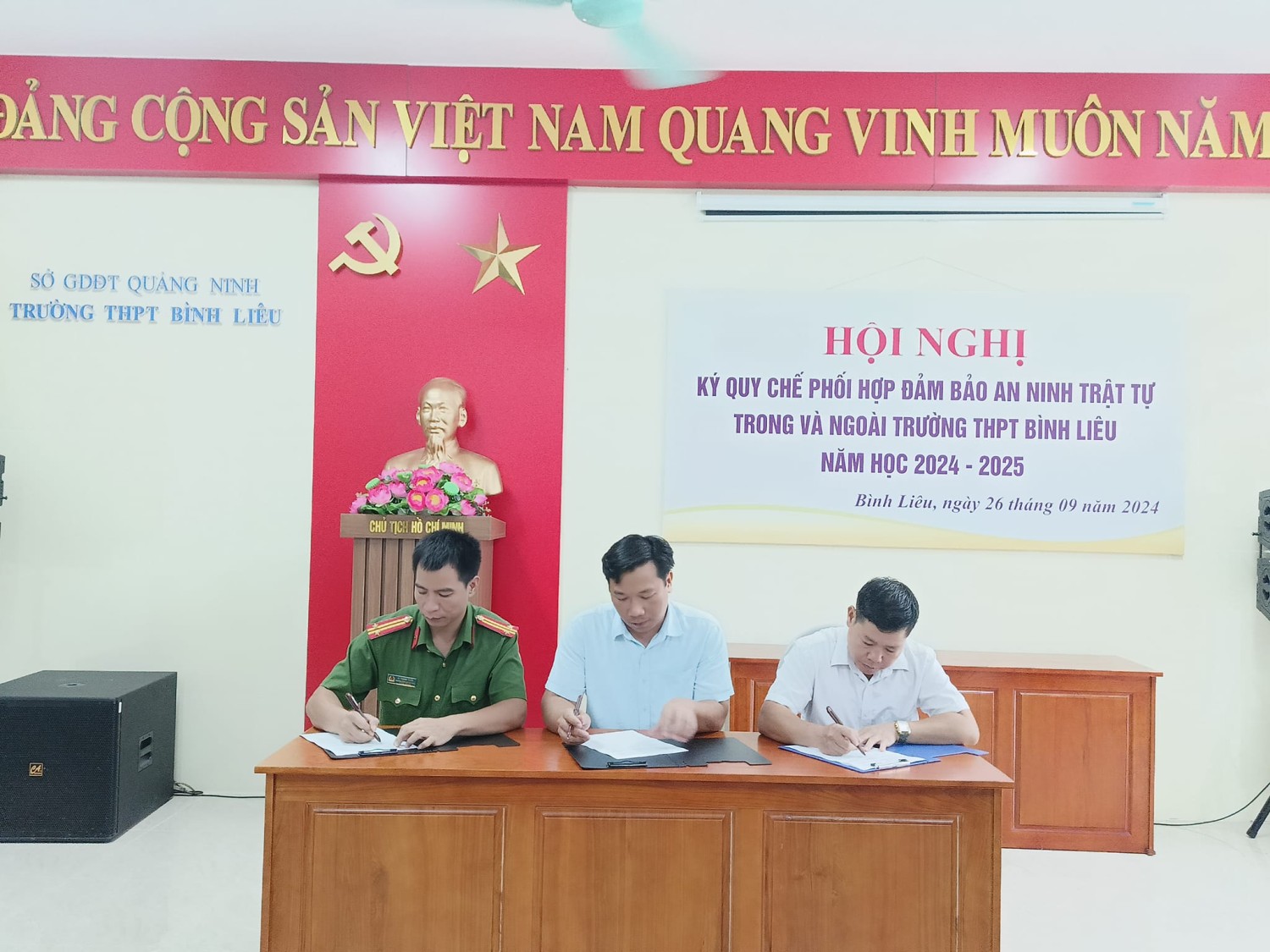 Hội nghị: “Ký quy chế phối hợp đảm bảo an ninh trật tự trong và ngoài trường THPT bình Liêu, năm học 2024- 2025”